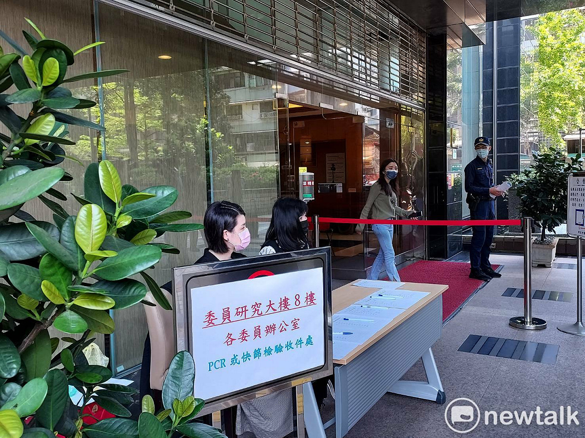 8樓立委、助理進出研究大樓要出示檢測證明。 圖:陳佩君/攝