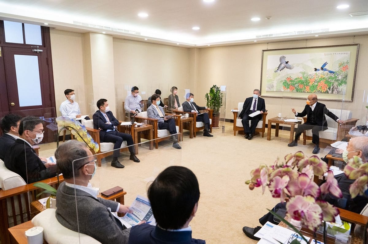 行政院長蘇貞昌今（6）天上午召開防疫擴大會議，針對近來疫情發展與國內醫療量能整備做討論。 圖：行政院提供