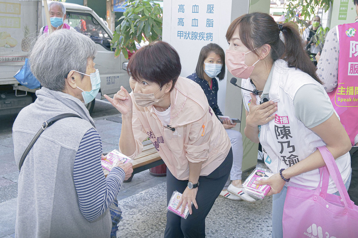 立委陳亭妃（中）到新北市新店區建國市場，陪陳乃瑜向民眾拜票。 圖：陳乃瑜競選辦公提供