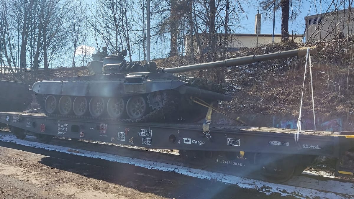 網傳捷克向烏克蘭派遣10多輛T-72M主戰坦克與BVP-1裝甲運兵車，近日獲得證實。 圖：翻攝推特 @InfoGeek17
