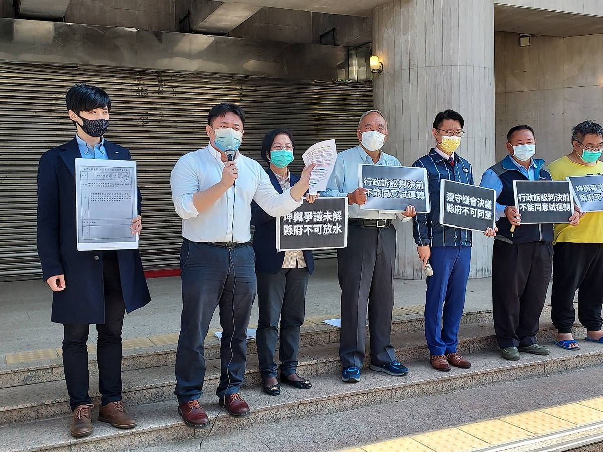 民進黨立委洪申翰等人今天召開記者會，呼籲苗栗縣府不要包庇。 圖:陳佩君/攝