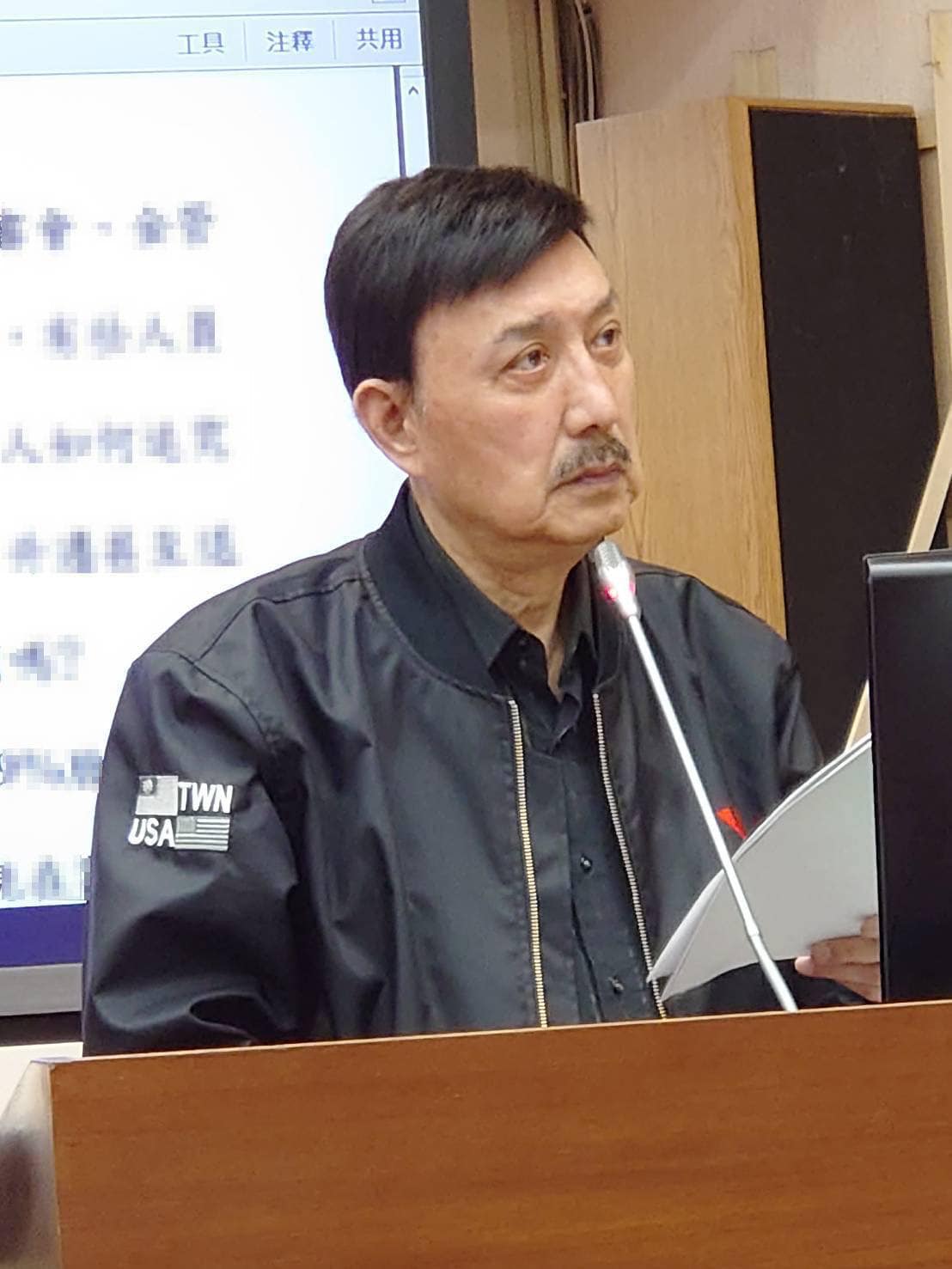 民進黨立委余天女兒余苑綺驚傳病情生變，他哭著趕赴醫院。