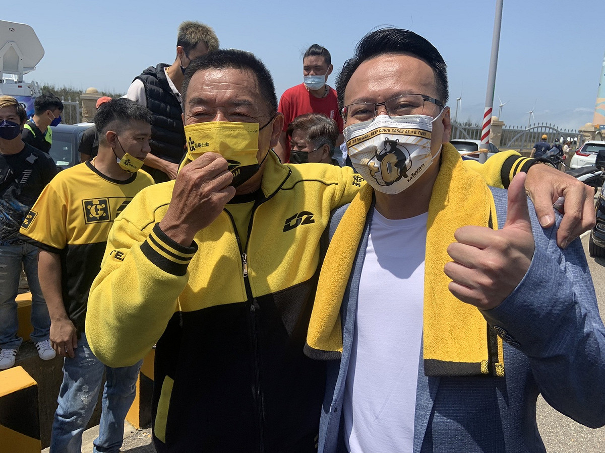 莊競程向廖老大道賀。 圖:莊競程服務處/提供
