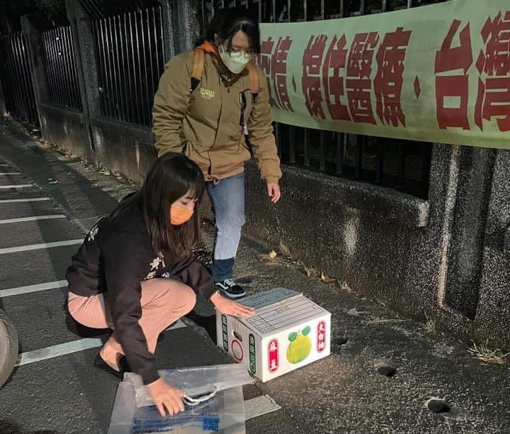 黃思婷夜間處理浪浪遺體，陪牠走最後一哩路。 圖：黃思婷/提供
