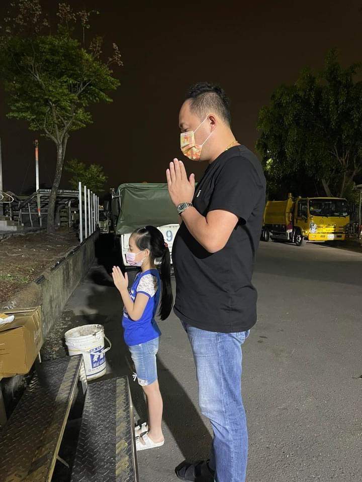 夜間浪浪救援團隊雙手合十，祈願遭路殺的浪浪一路好走。 圖：黃思婷/提供