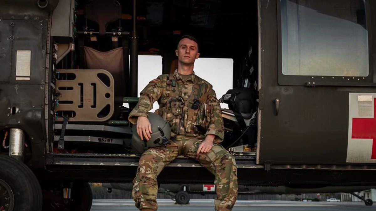 兩台UH-60黑鷹直升機相撞事故，造成一名陸軍上尉貝魯（James T. Bellew）死亡。圖為貝魯（James T. Bellew）生前照片。 圖：翻攝推特@PCazador2021
