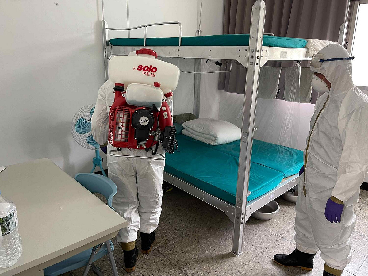 嘉義縣營區傳區確診，防疫人員進入營區清消。 圖：嘉義縣政府/提供