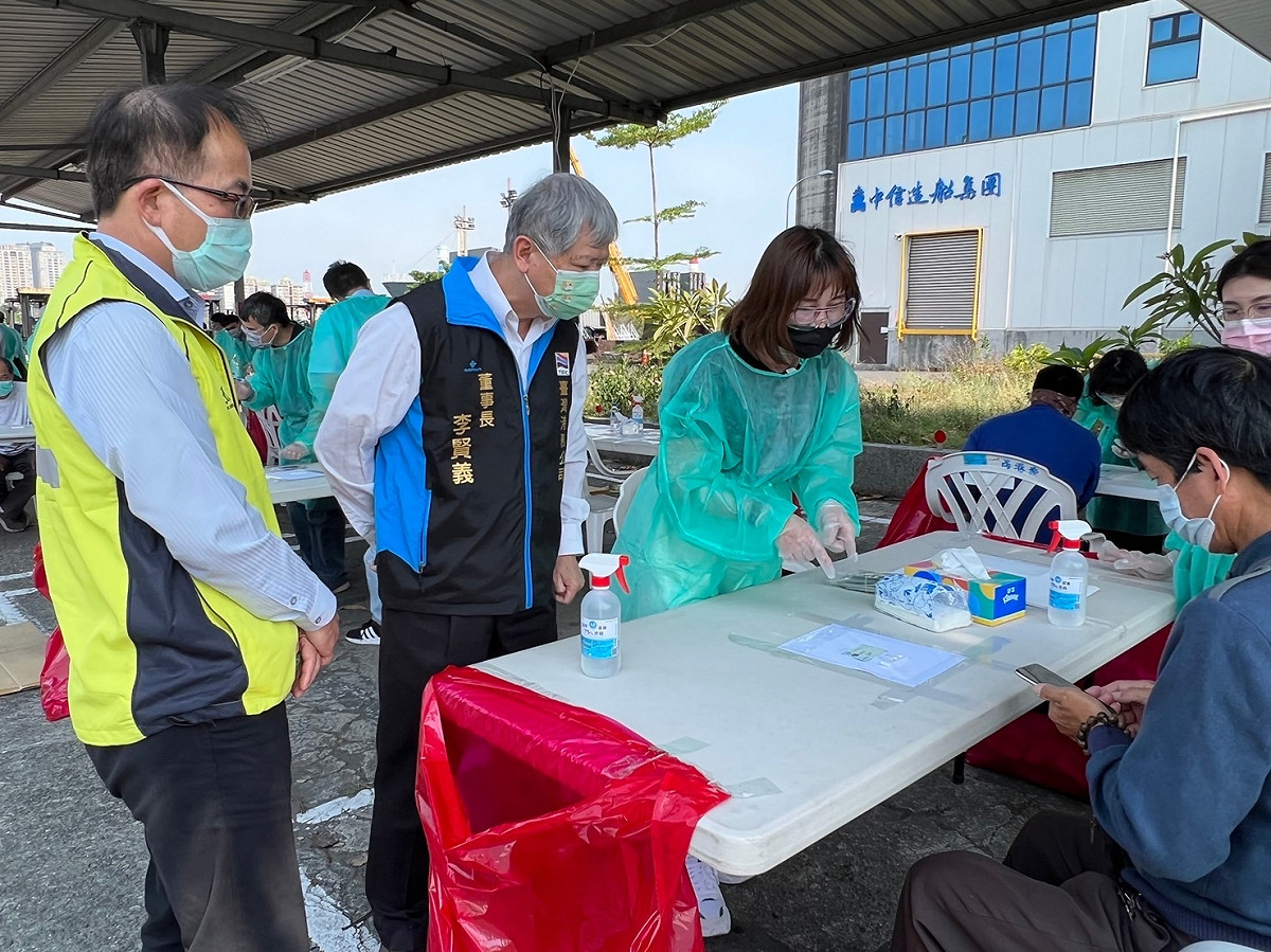 台灣港務公司李賢義董事長視察快篩站運作情形 圖：高雄港務公司/提供