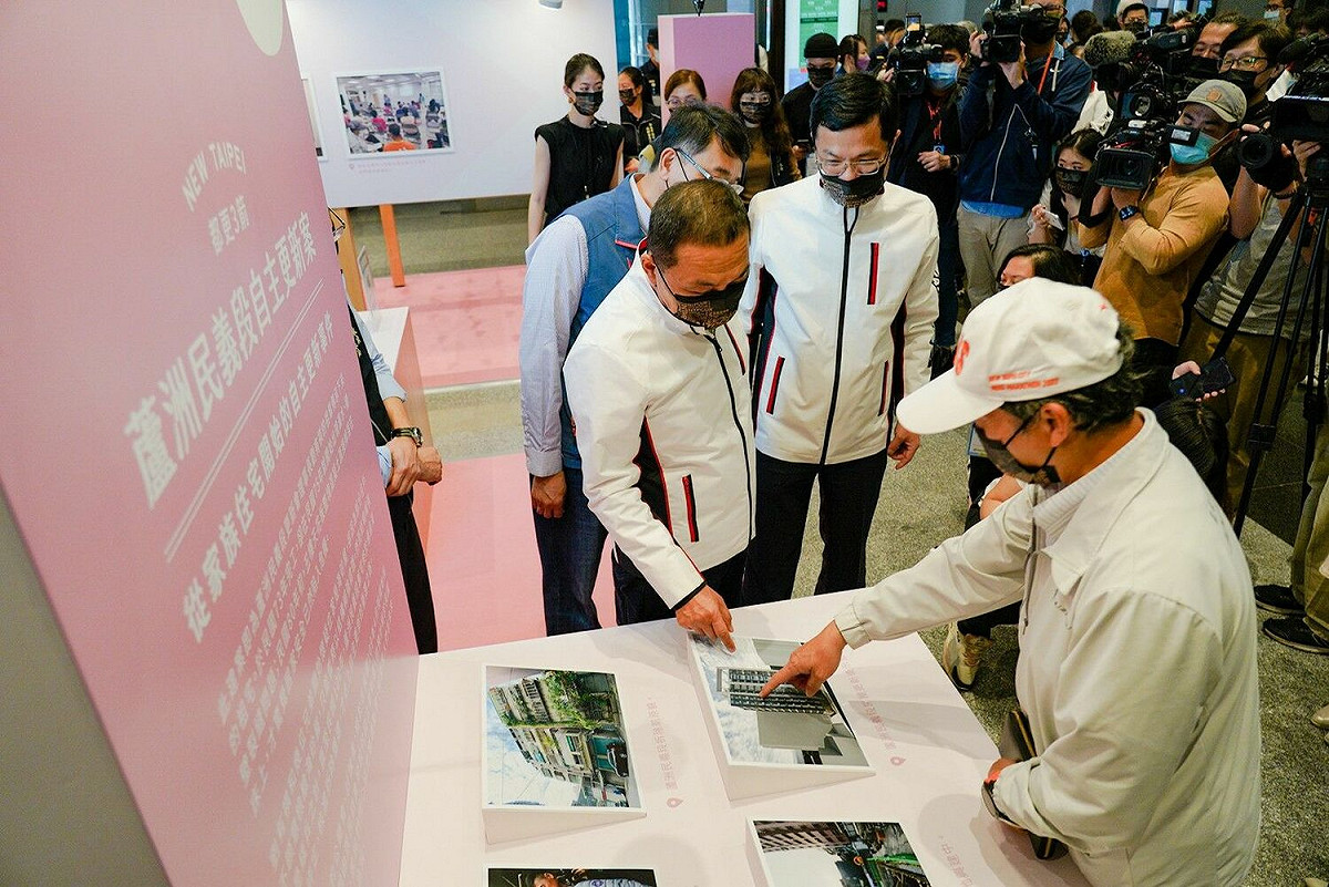 住戶代表於三箭展區與侯友宜互動。 圖：新北市都更處提供