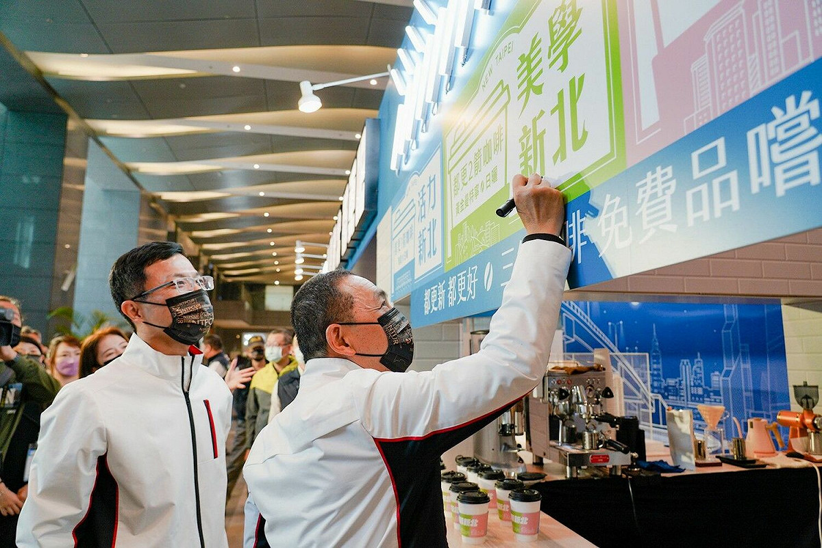 侯友宜於三箭咖啡展面簽名。 圖：新北市都更處提供