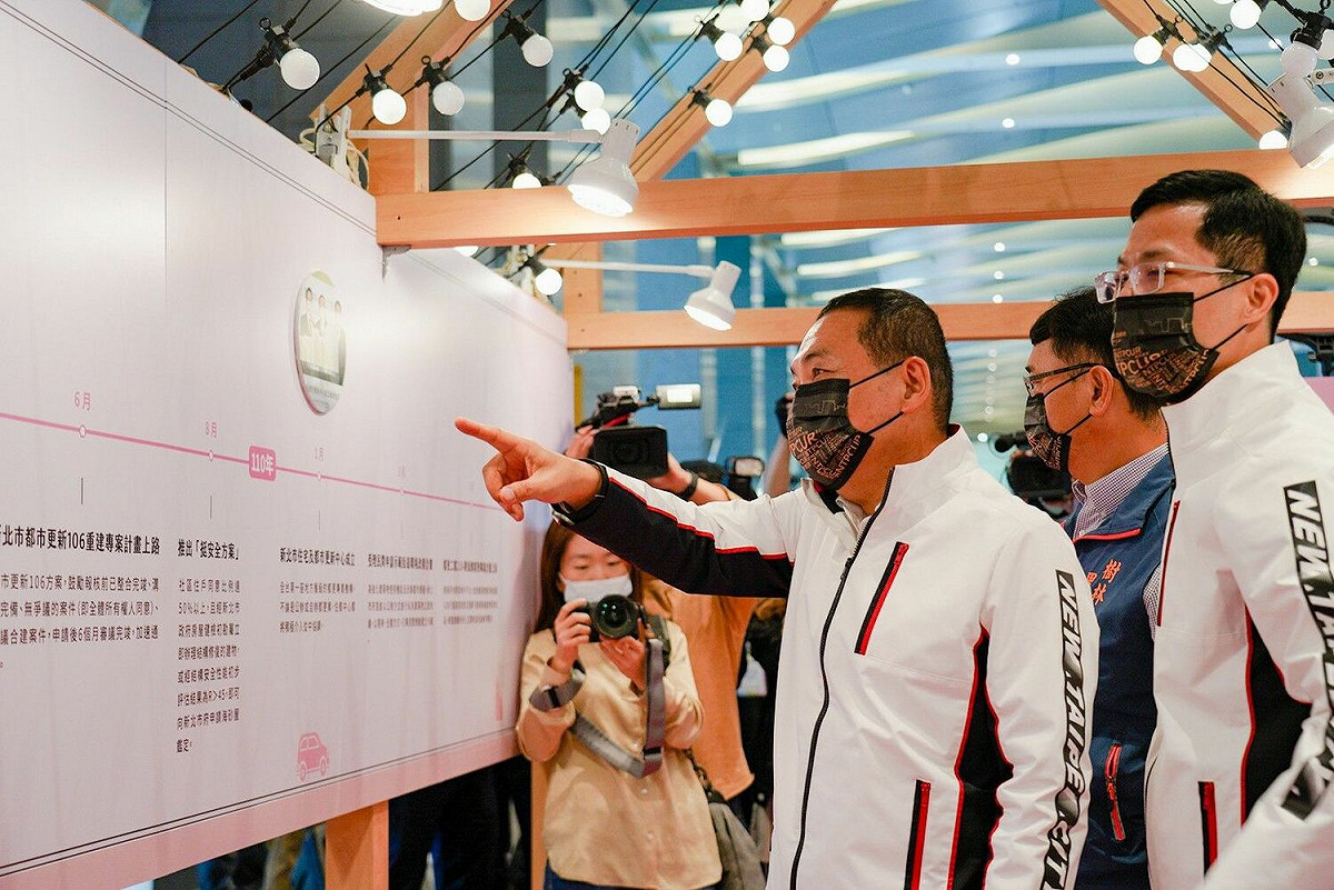 侯友宜參觀三箭展區。 圖：新北市都更處提供