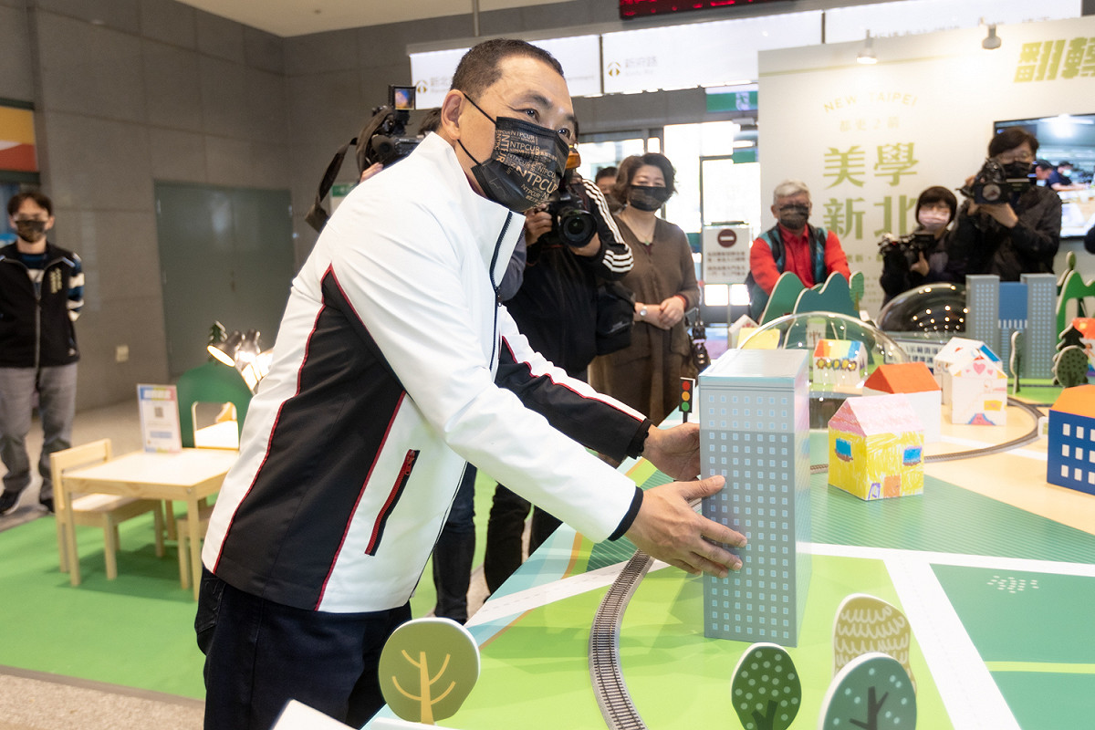 侯友宜將模型放置於二箭展區互動地圖上。 圖：新北市都更處提供