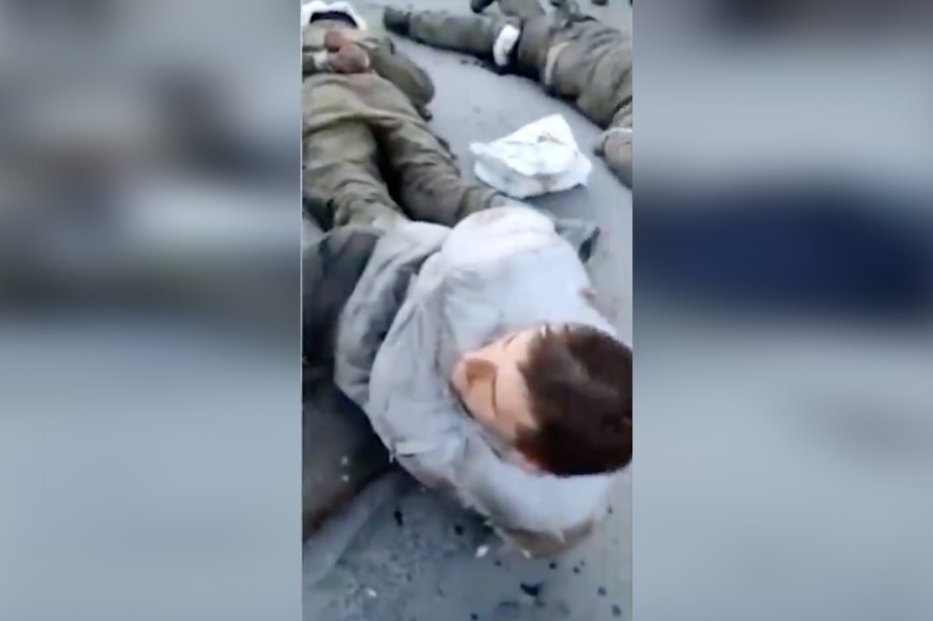 俄羅斯國營電視台《RT》今（6）日報導一連串烏克蘭軍隊虐待俄羅斯軍人的細節，並直指「烏克蘭軍隊違反了日內瓦公約」。 圖：翻攝推特@internetptyorg