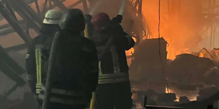 烏克蘭中南部城市聶伯州首府聶伯城5日晚間遭受俄軍攻擊，砲彈擊中一座油庫，暗夜中熊熊大火怵目驚心。 圖：翻攝Szántai József推特