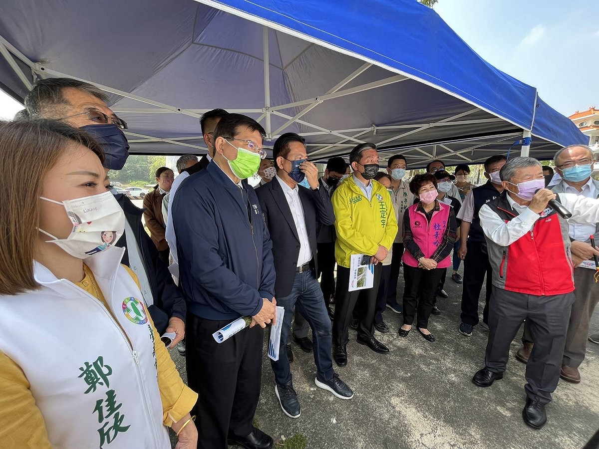 交通部長王國材(左3)前往台86線與台19甲路口勘查。 圖：交通部／提供