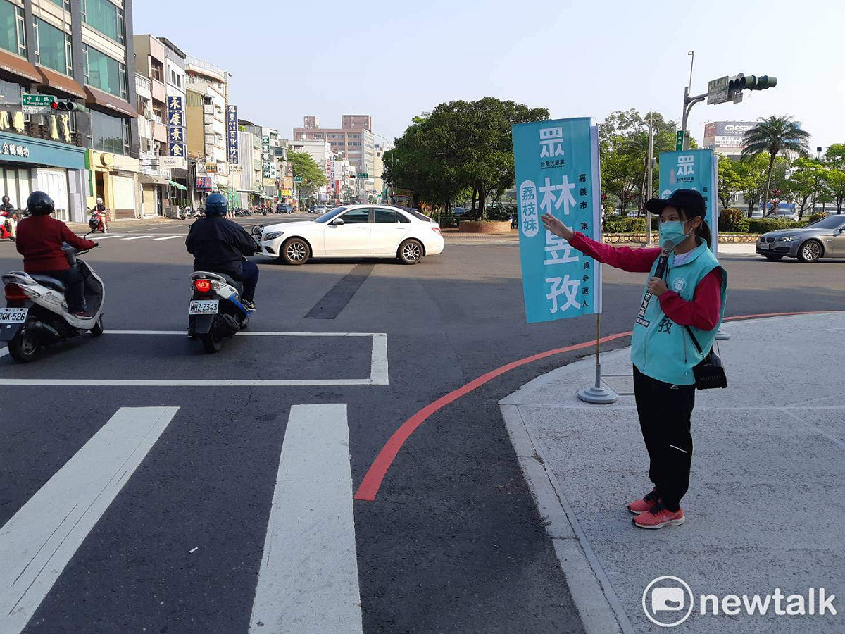 台灣民眾黨嘉義市東區市議員參選人林昱孜（），今（6）日初登板站在路口拜票。 圖：蔡坤龍/攝