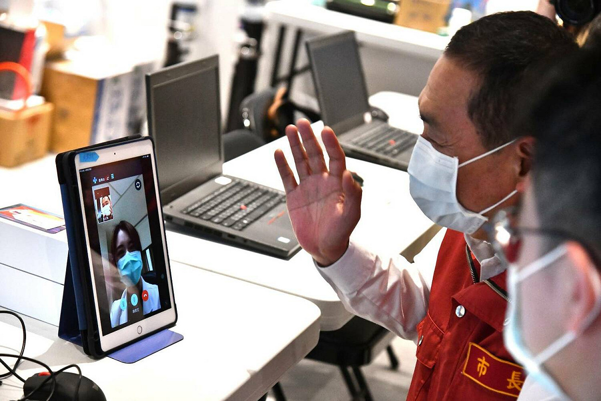 侯友宜體驗線上問診服務。 圖：新北市衛生局/提供