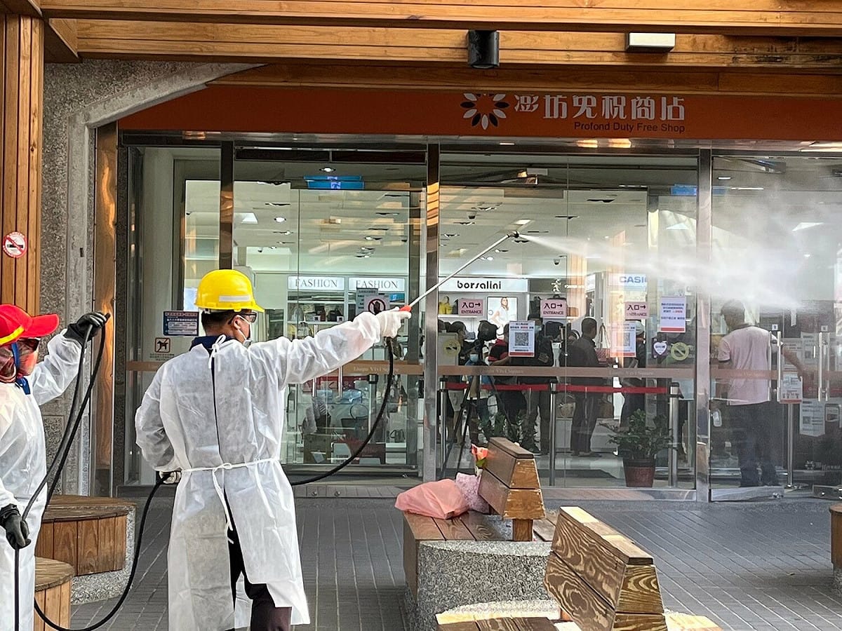 屏東今（6）日新增1例、3例外縣市足跡，其中兩例外縣市確診者是繼小琉球第1例後的案例，因為旅遊足跡較廣，讓屏東縣政府繃緊神經，政府緊急進行消毒。 圖：翻攝陳國在臉書