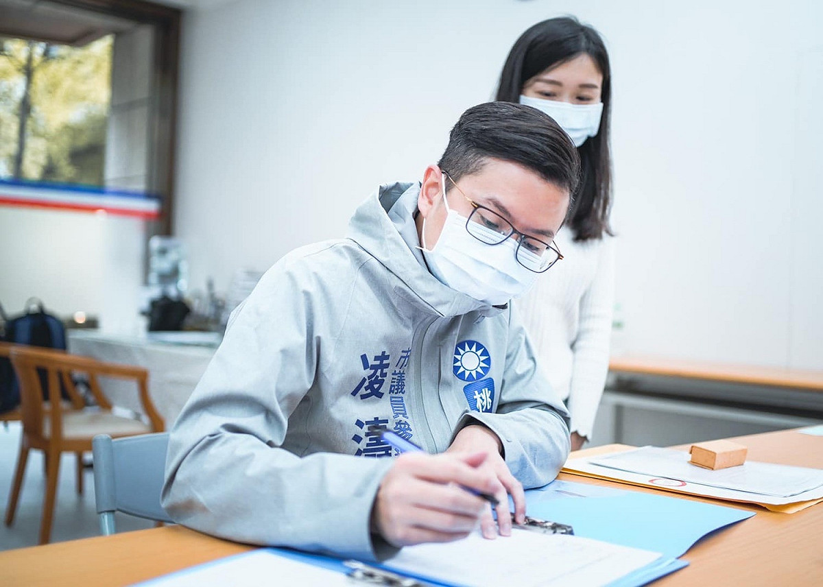 凌濤由老婆陪同前往桃園市黨部完成參選登記。 圖：凌濤提供