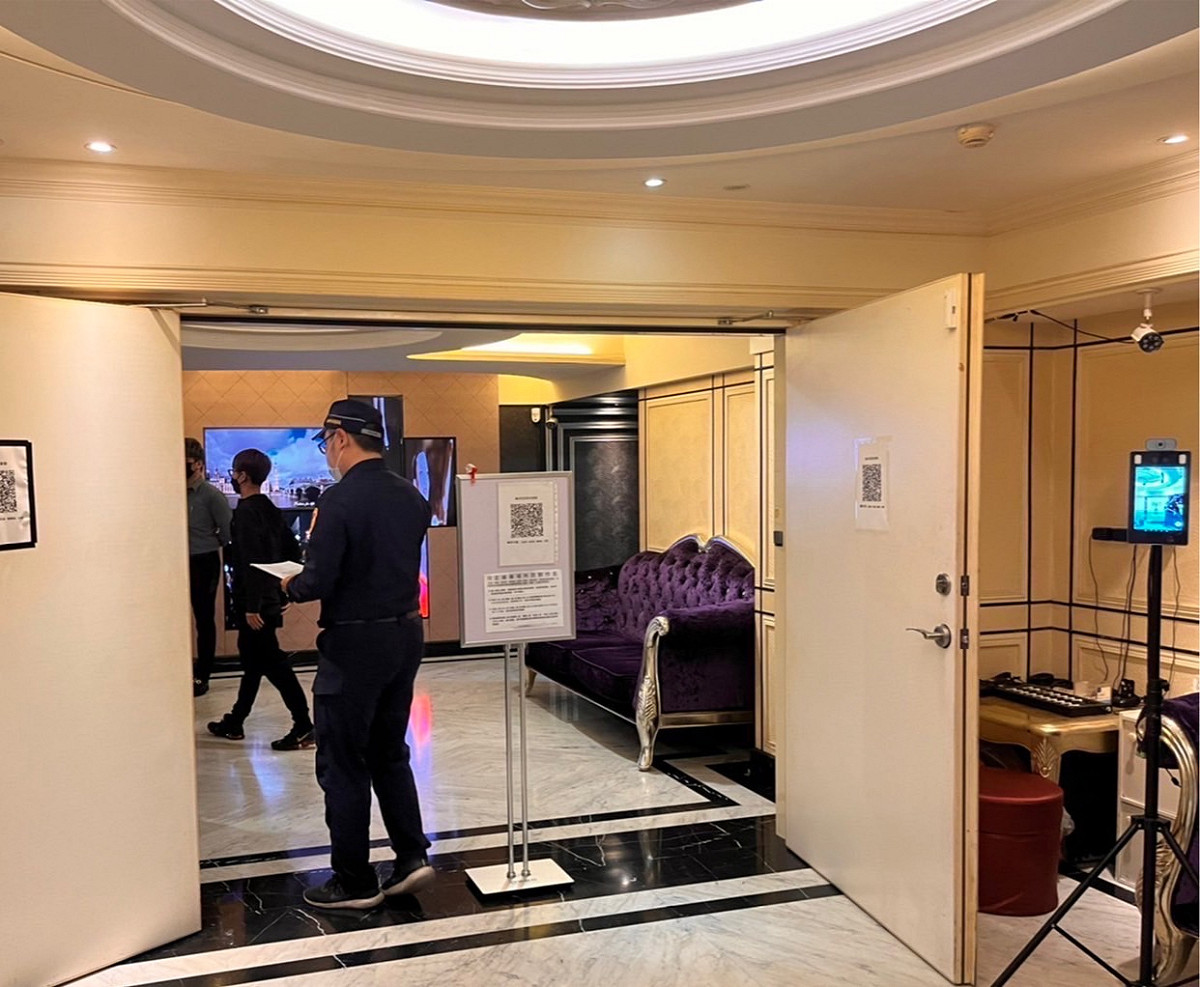 高市警新興分局稽查轄區特定娛樂場所。 圖：高市警新興分局提供