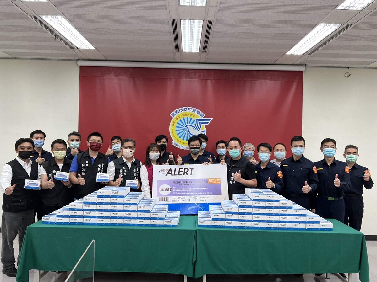 嘉義市議員黃思婷率隊捐1200劑快速檢測試劑給嘉義市警局。 圖：黃思婷/提供