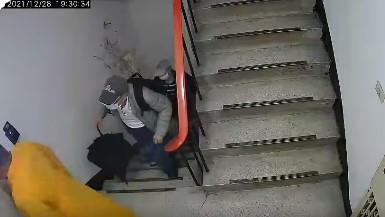 網友在網路爆料有殯葬業者違法私設靈堂，不僅常抱著客戶的骨灰罈與神主牌上樓，喪家跟著進出。 圖:擷取自爆料公社臉書