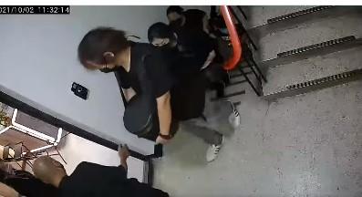 監視器錄到喪家抱著骨灰罈進出公寓。 圖:擷取自爆料公社臉書