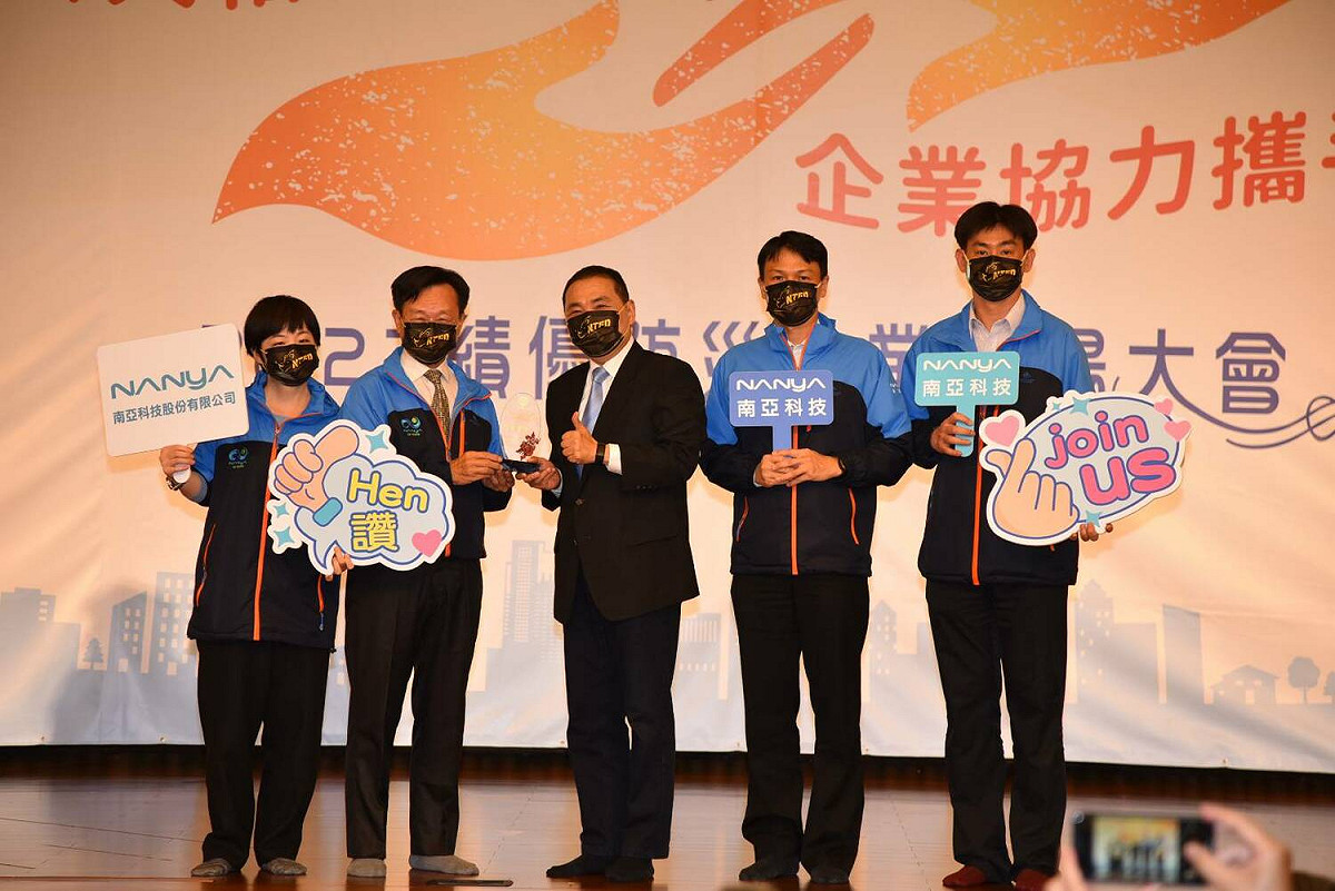 侯友宜以自身從事刑警的經驗感謝各企業協助防災、減災的工作，乃至於善盡社會責任，幫忙市府達成安居樂業的目標。 圖：新北市消防局提供