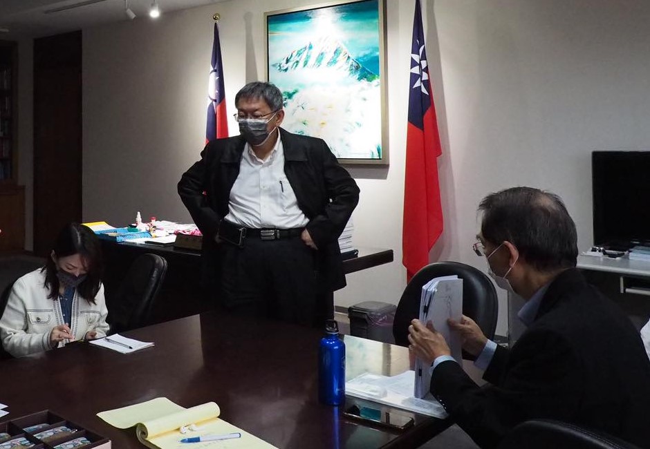 從防疫到電力話題，柯文哲左打陳時中，右嗆蘇貞昌，兩項話題都替他創造高聲量。 圖：截自柯文哲臉書