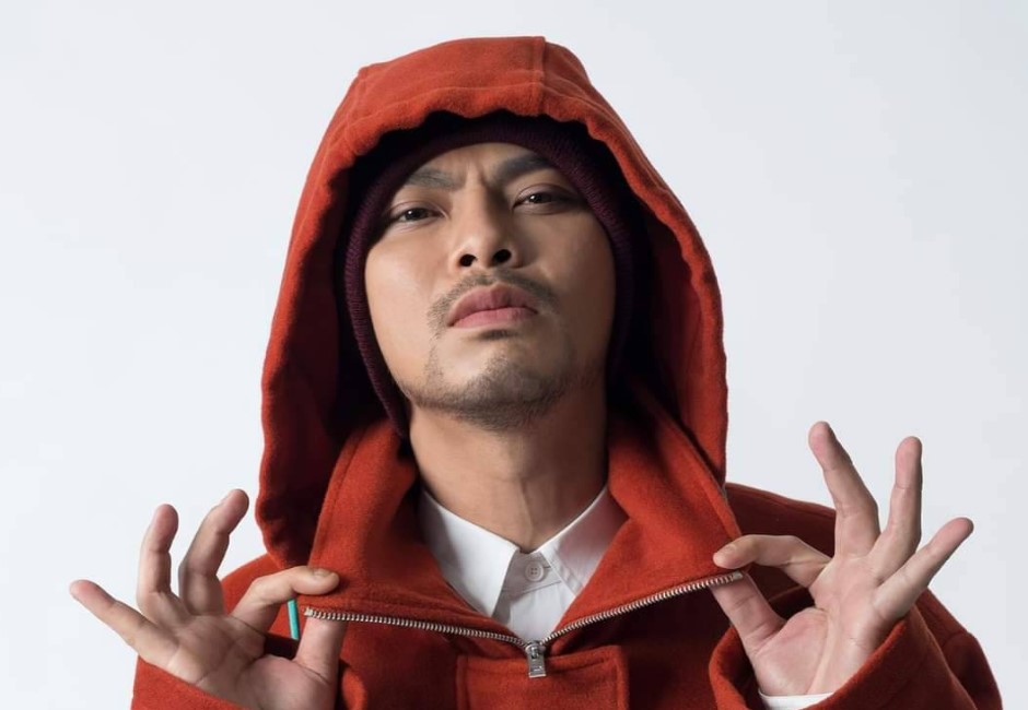 黃明志經營YouTube頻道13年，5日卻爆出擁有327萬訂閱者的YouTube頻道遭駭，一夕之間影片全部消失，他喊話一定會戰勝駭客，將帳號拿回來。 image source： FB／Namewee 黃明志