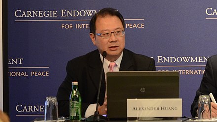 溜政仁等官員於 11 月 22 日會晤了國民黨國際事務部主任黃介正。 圖：翻攝自維基百科