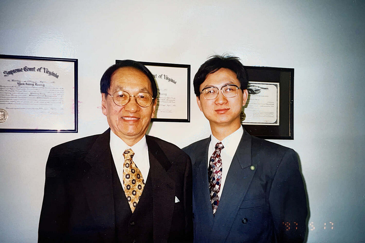 僑務委員會委員長童振源在臉書發文並po舊照，回憶當年陪74歲的彭明敏拚選舉的日子。 圖：擷自童振源臉書