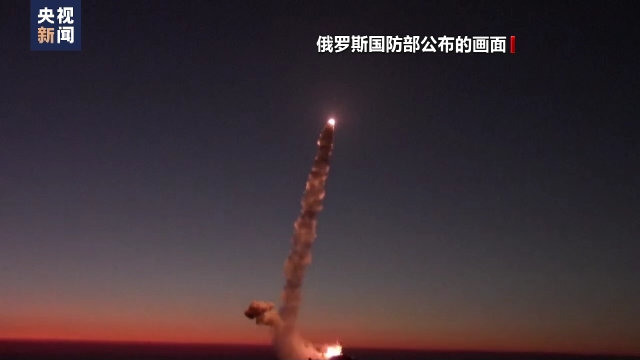 俄羅斯國防部於同一日宣布，俄軍將繼續使用高精準武器打擊烏克蘭軍事設施，並釋出黑海艦隊護衛艦向烏克蘭軍事設備發射4枚高精度海基巡航導彈的畫面。 圖：翻攝央視新聞