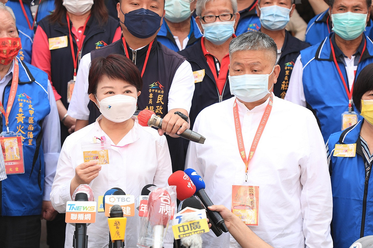 台中市長盧秀燕視察鎮瀾宮防疫情形，說明新社高中停課最新狀況。 台中市政府提供