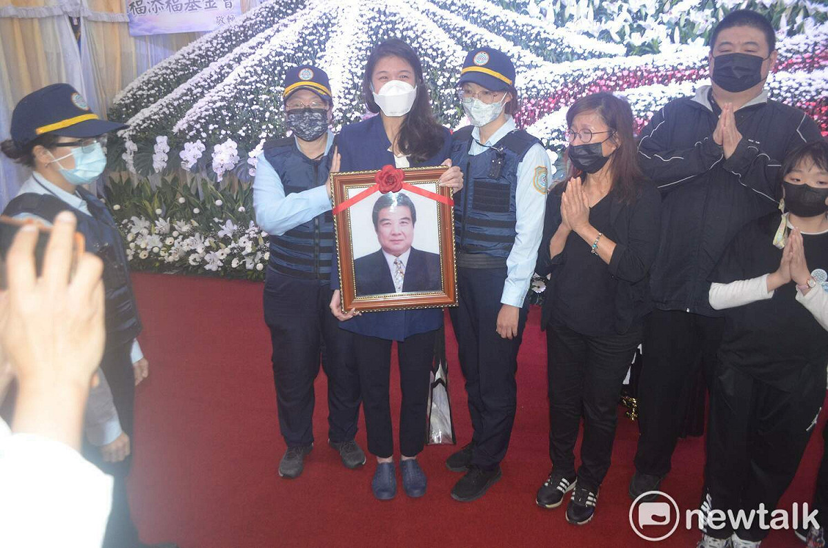 戴寧手捧父親戴建三遺照，相當悲傷。 圖：蔡坤龍/攝
