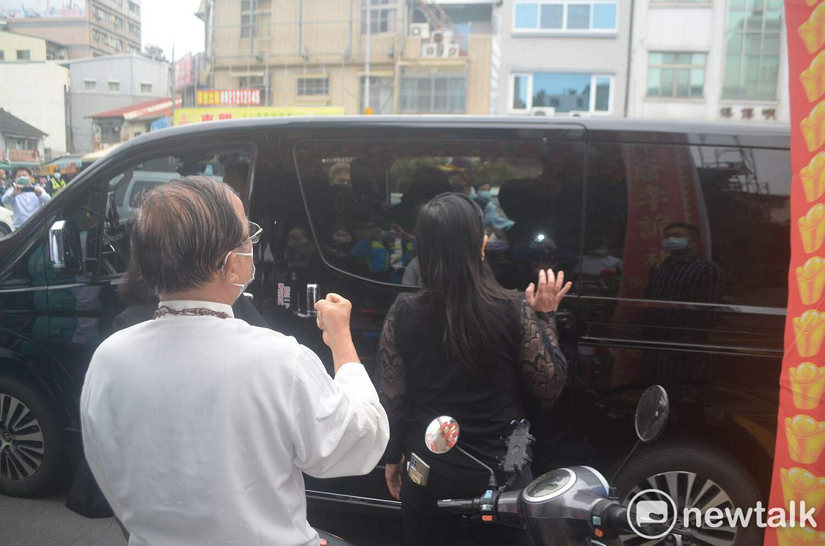戴寧被押上車時，民眾高喊「戴寧加油！」 圖：蔡坤龍/攝