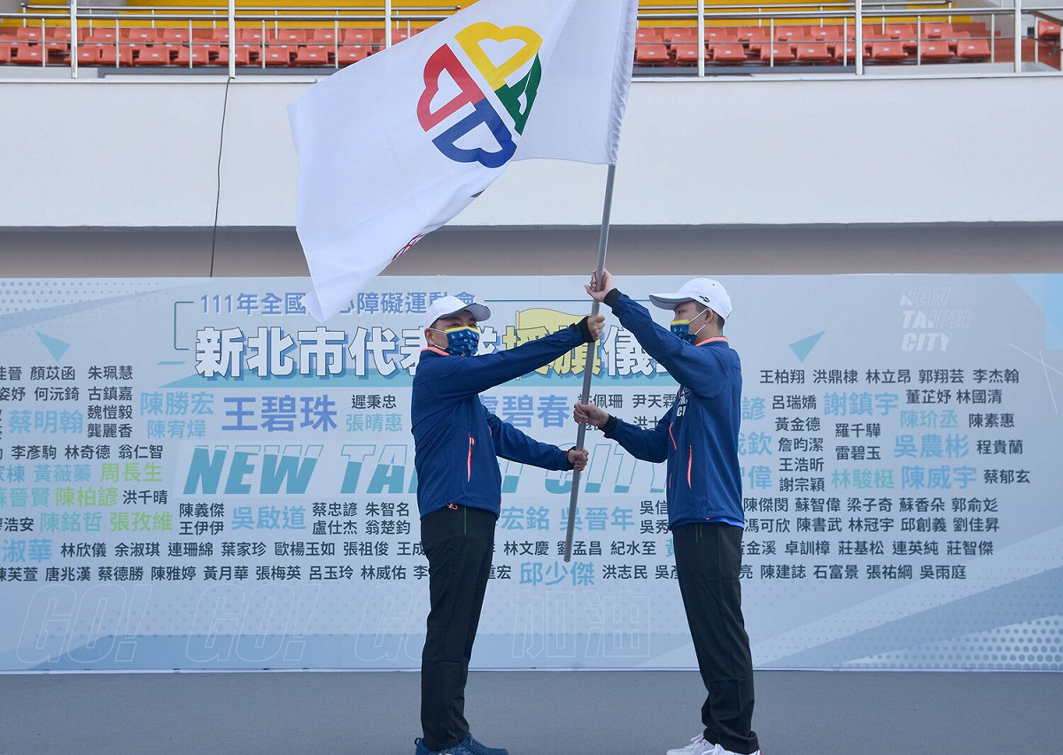 桌球隊新秀陳柏諺代表授旗。 圖：新北市體育處提供