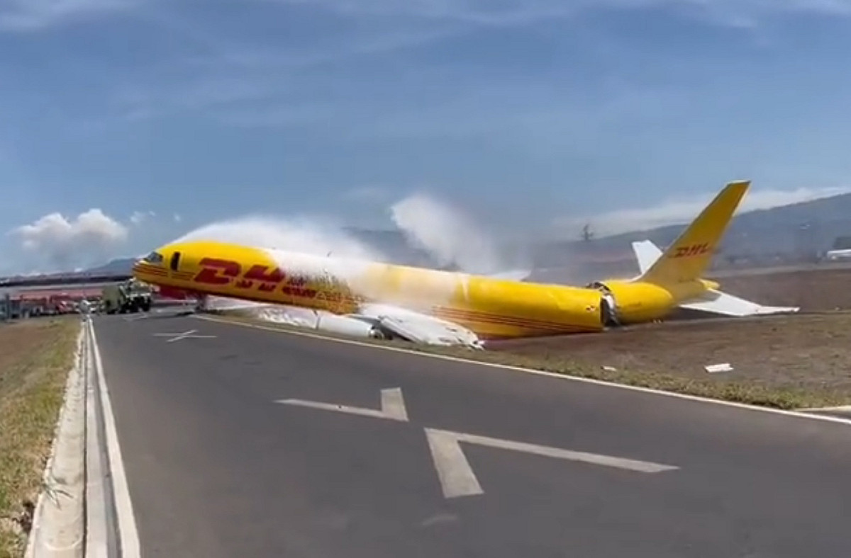 國際快遞公司「DHL」一架波音757-200貨機7日迫降哥斯大黎加的胡安聖瑪麗亞國際機場，飛機滑出跑道、機尾斷裂。 圖：翻攝JACDEC推特