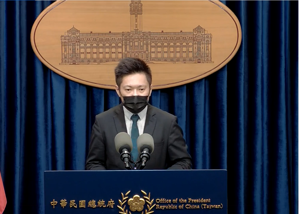 總統府發言人張惇涵。圖為先前說明總統官邸通報有確診案例足跡相關處置情形。 圖：擷自直播畫面(資料照片)