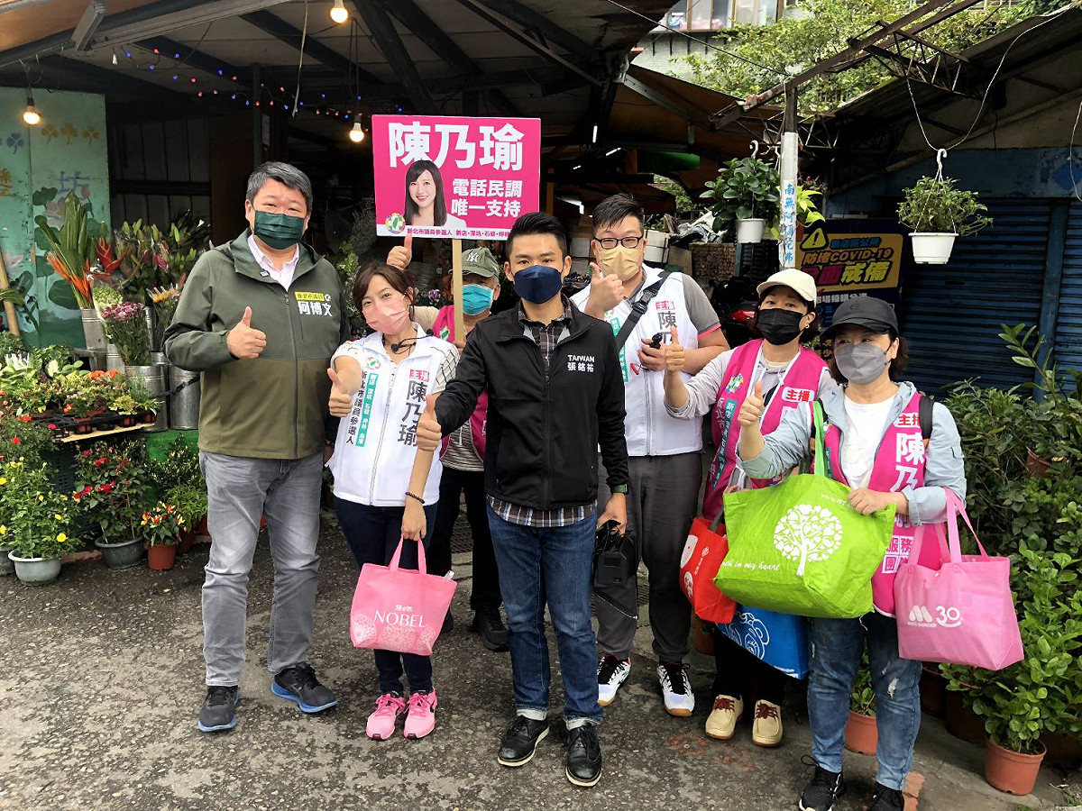 何博文說，他願意為陳乃瑜的能力與理念掛保證，以前陳乃瑜在媒體界，做事就忠於真相與本土價值，論述能力也很強，「主播問政品質保證」，絕對是擔任市議員的最佳人選！ 圖：陳乃瑜辦公室提供