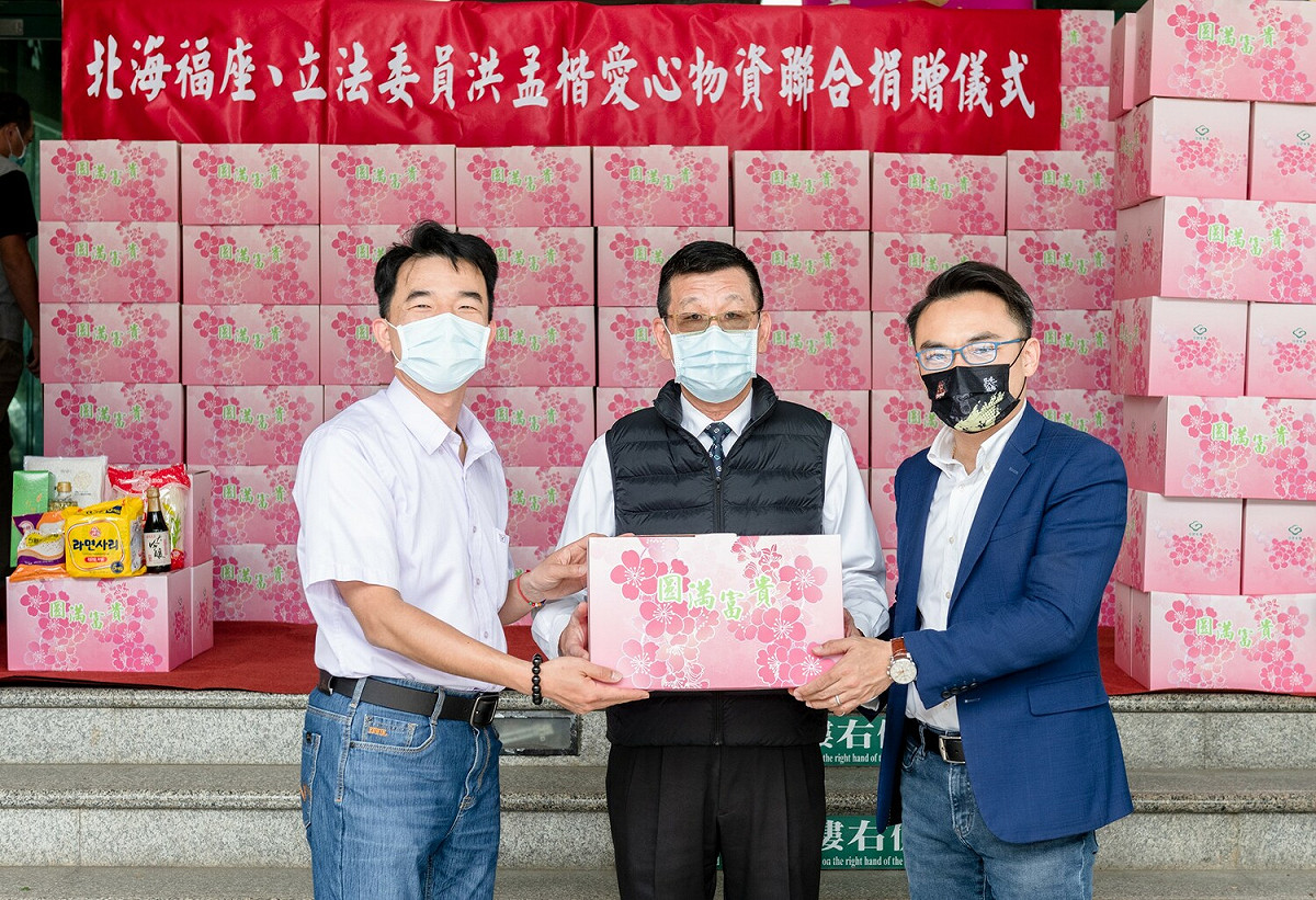 由立法委員洪孟楷（右一）媒合國寶集團北海福座慨捐千箱愛心物資給林口區公所。 圖：林口區公所提供