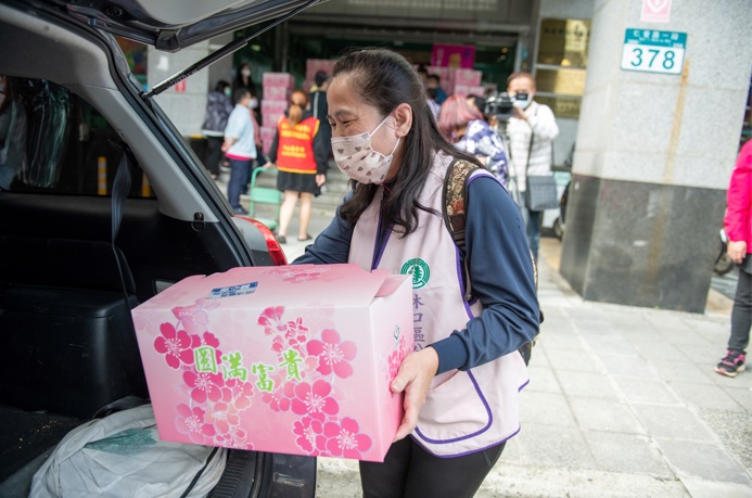 透過林口區幸福轉運讚計畫媒介林口區各單位將愛心送至弱勢民眾手上。 圖：林口區公所提供