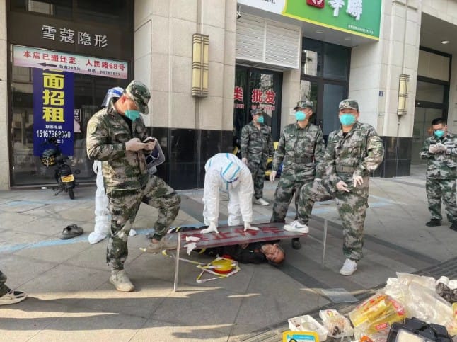 解放軍在街頭把拾荒老人踩在腳下控制行動。 圖：翻攝PTT