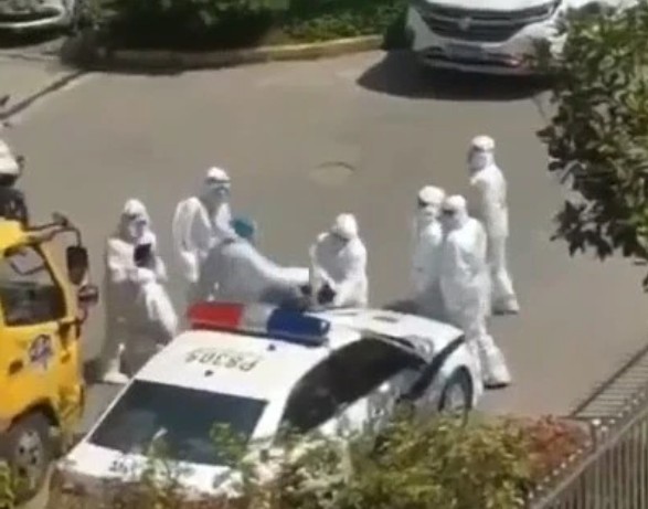 被中國網友稱為「大白」的中國防疫人員圍毆揍人遭民眾拍下。 圖：翻攝Reddit