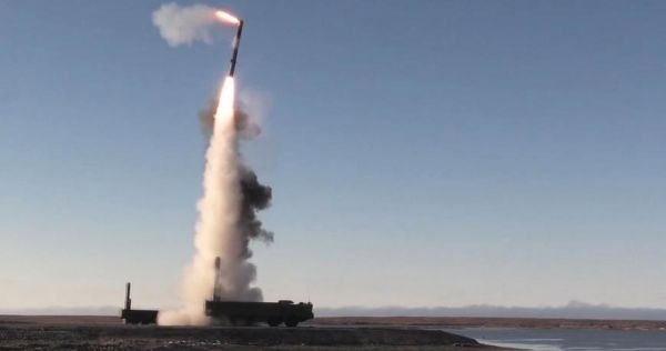 俄官媒報導，俄軍使用K-300P「稜堡」岸基飛彈系統摧毀敖德薩東北部一處「外國雇傭兵集訓中心」。圖為「稜堡」試射照片。 圖：翻攝陸網/參考消息網(資料照片)