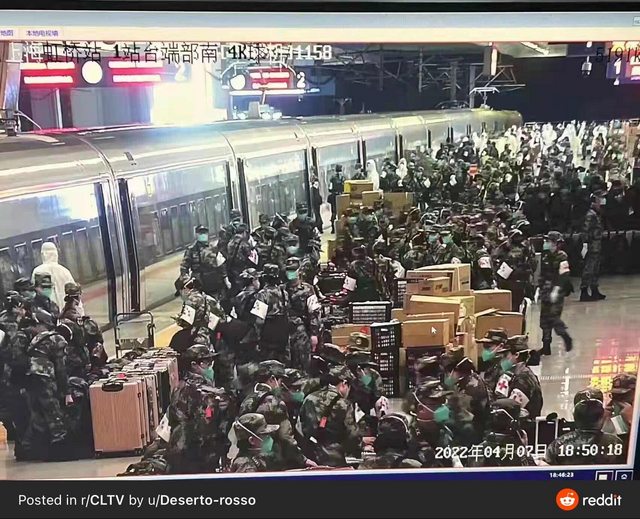 上海高速鐵路虹橋站的月台監視器拍下滿是剛下車集結的解放軍。 圖：翻攝PTT
