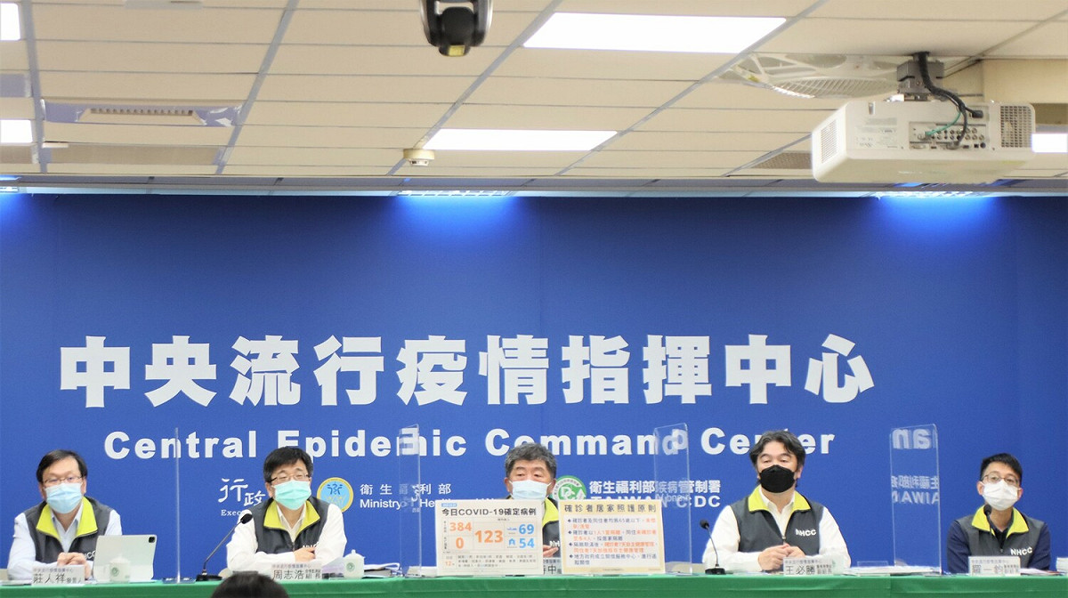 醫療應變組副組長王必勝今在疫情記者會上表示，愛心篩檢共發放13萬1863劑，回報快篩陽性14人，PCR確診11人，陽性率0.0083%。 圖：中央流行疫情指揮中心/提供
