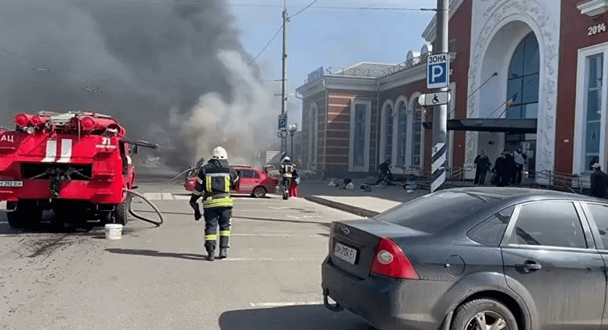 頓內次克州州長基里連科（Pavlo Kyrylenko）表示，克拉馬托爾斯克（Kramatorsk）火車站今日遭到俄羅斯飛彈襲擊，造成數十人死亡。 圖：頓涅茨克人民共和國國土防禦指揮部Telegram