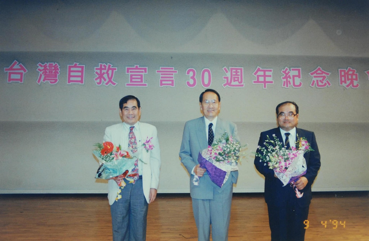 謝聰敏(左起)、彭明敏、魏廷朝三人在《台灣自救宣言》30週年紀念晚會合影。 圖：翻攝魏筠臉書