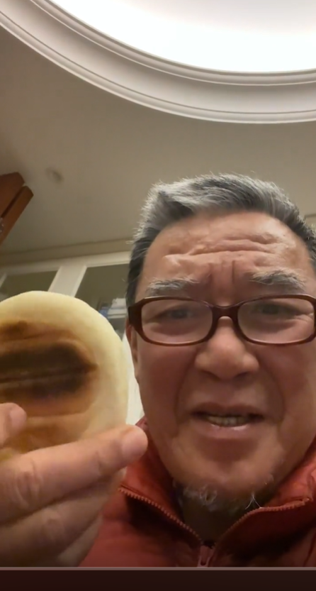 李立群秀出手上的「饃」，苦笑表示「吃這個羊肉夾饃的饃，團購只能買到饃、買不到肉」。 圖：翻攝自李立群抖音